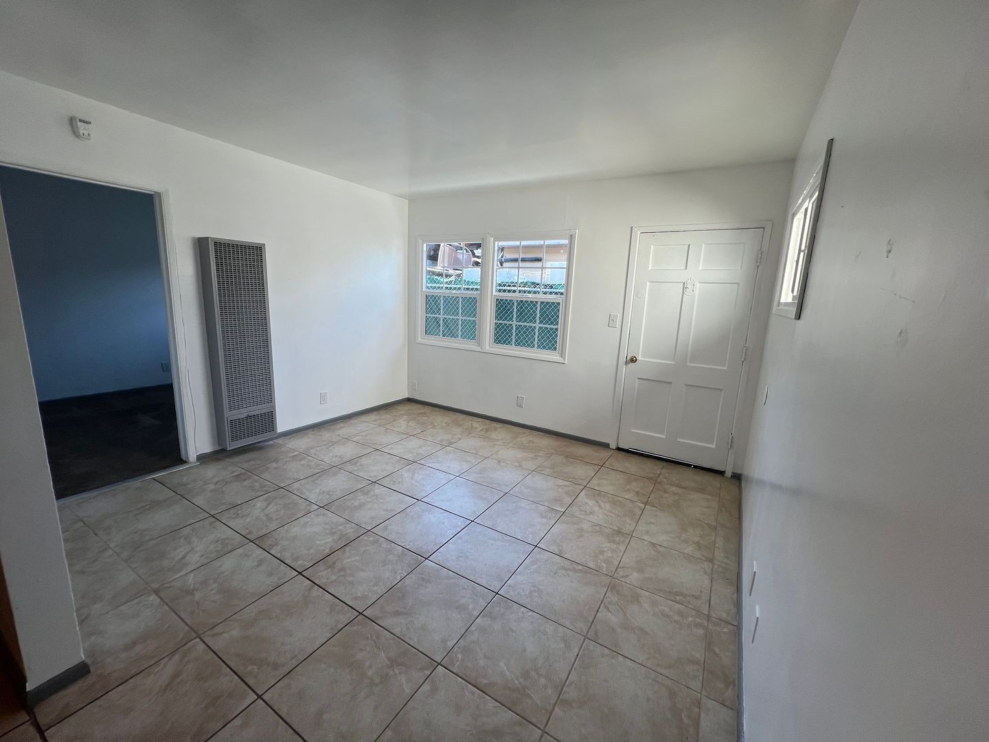 Hawthorne Apartment: 12521 York Ave