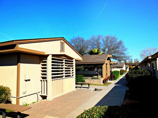 2 bedroom 1.5 bathroom townhouse – photo 1