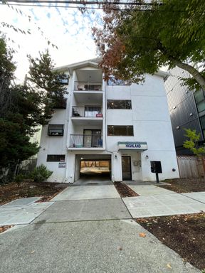 THREE BEDROOM in THE U DISTRICT SEATTLE – photo 1