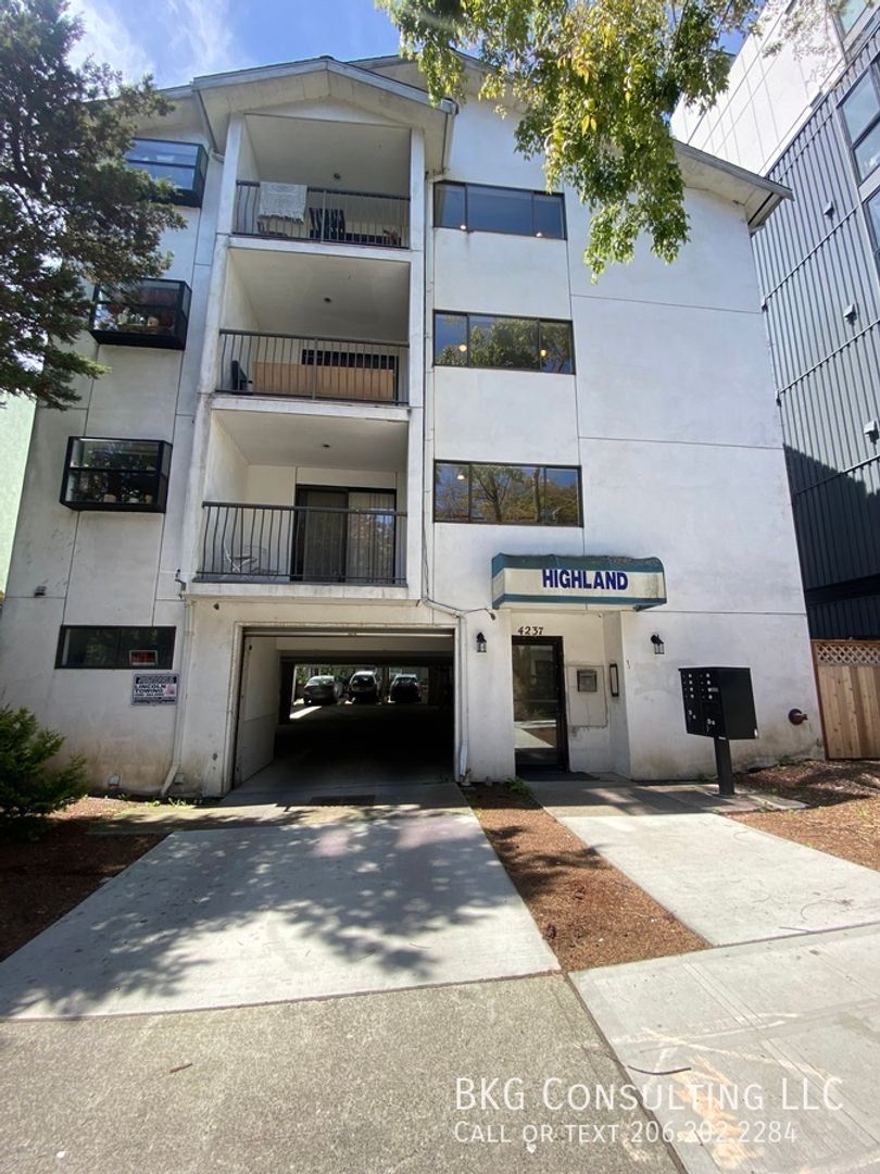 Seattle Apartment: 4237 8th Ave NE