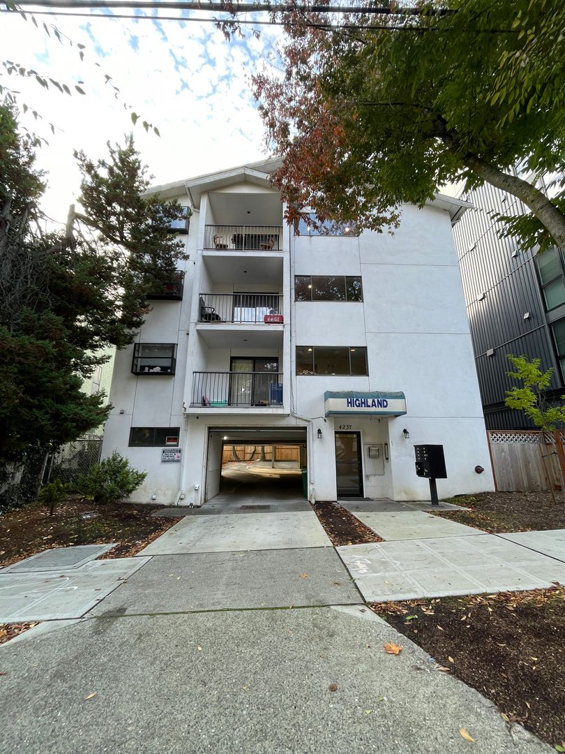 Seattle Apartment: 4237 8th Ave NE