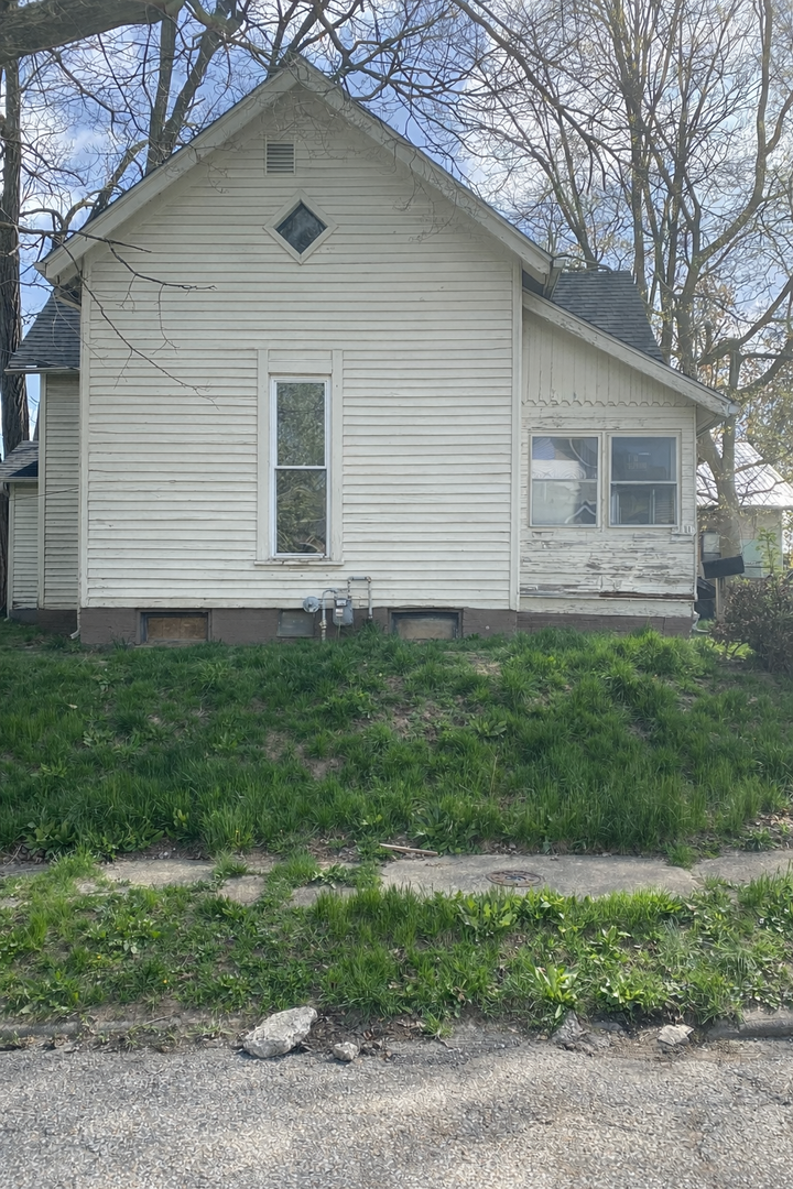 Crawfordsville House: 210 Vance St