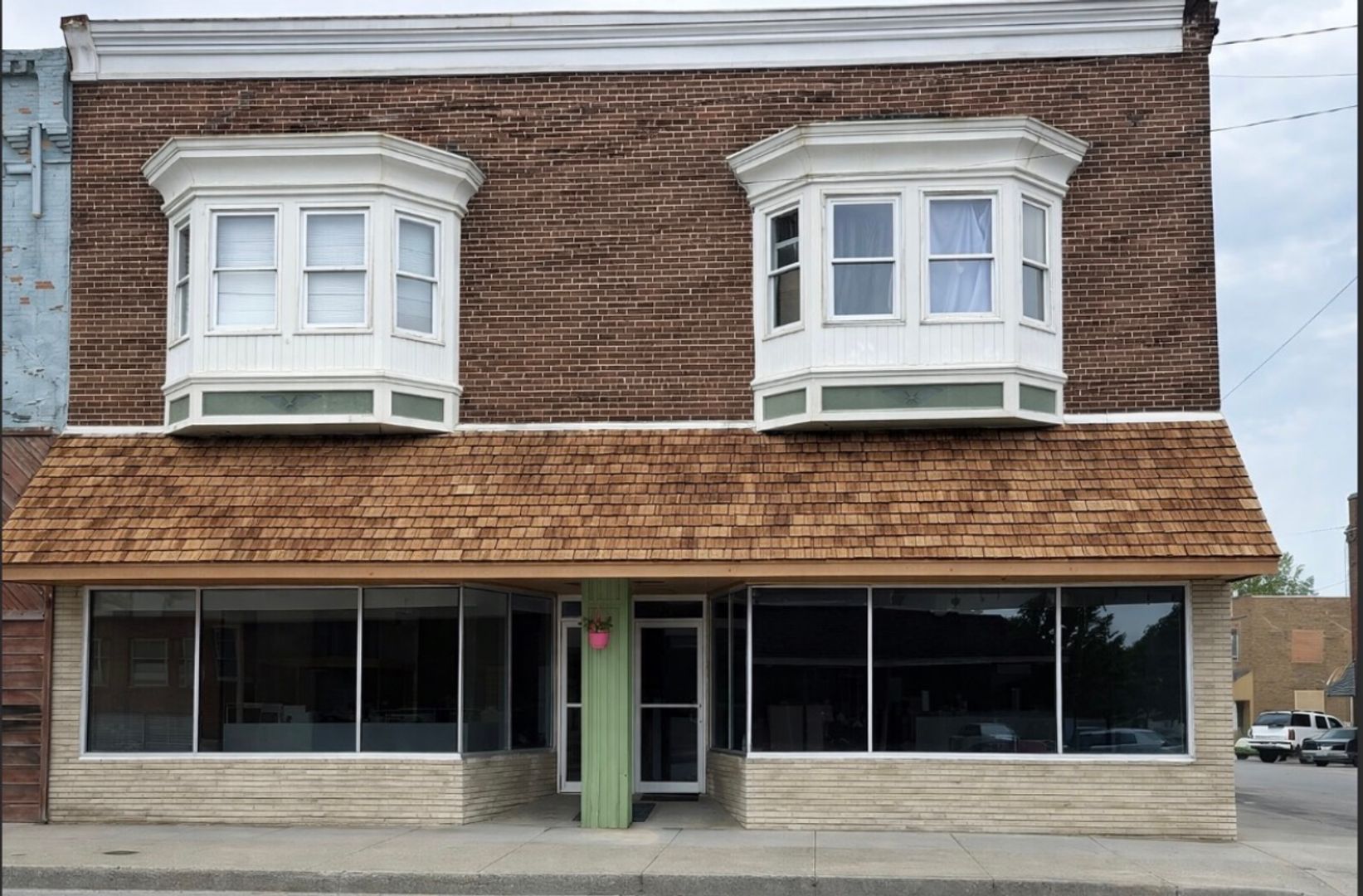 Kentland Apartment: 215 E Graham Street