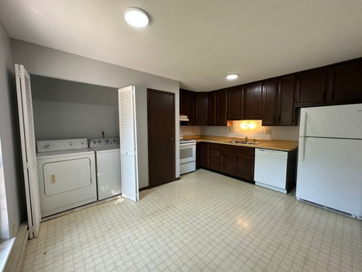 1st Floor Patio - 2 Bedroom 1 bath Apartment – photo 1