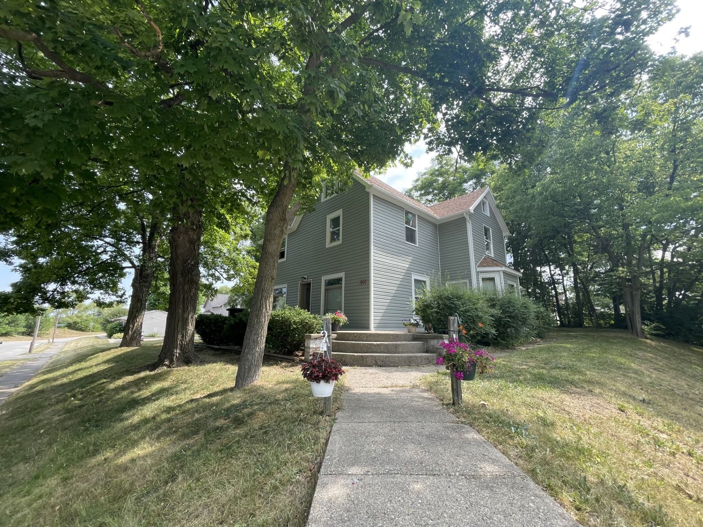 Lafayette Apartment: 1903 N 13th Street