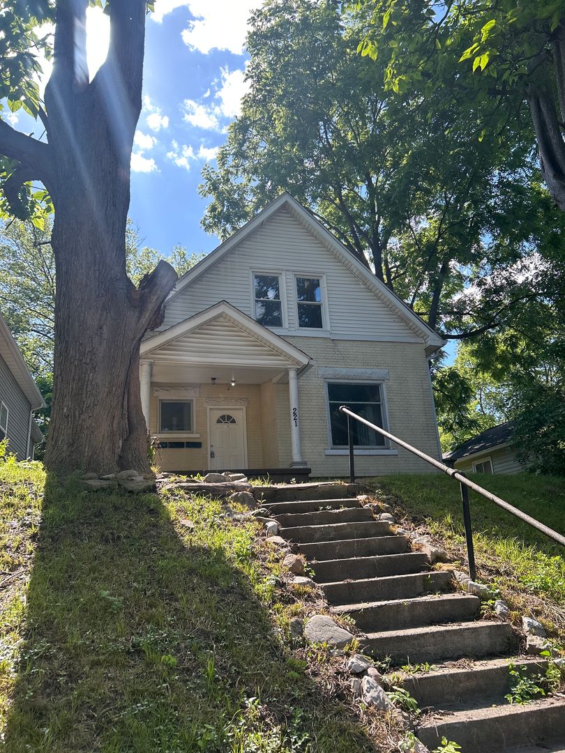 Crawfordsville Apartment: 221 Vance St