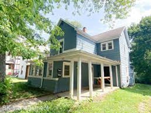 Grandfathered 5 person, 5 bedroom, 2 bath house on campus. – photo 1