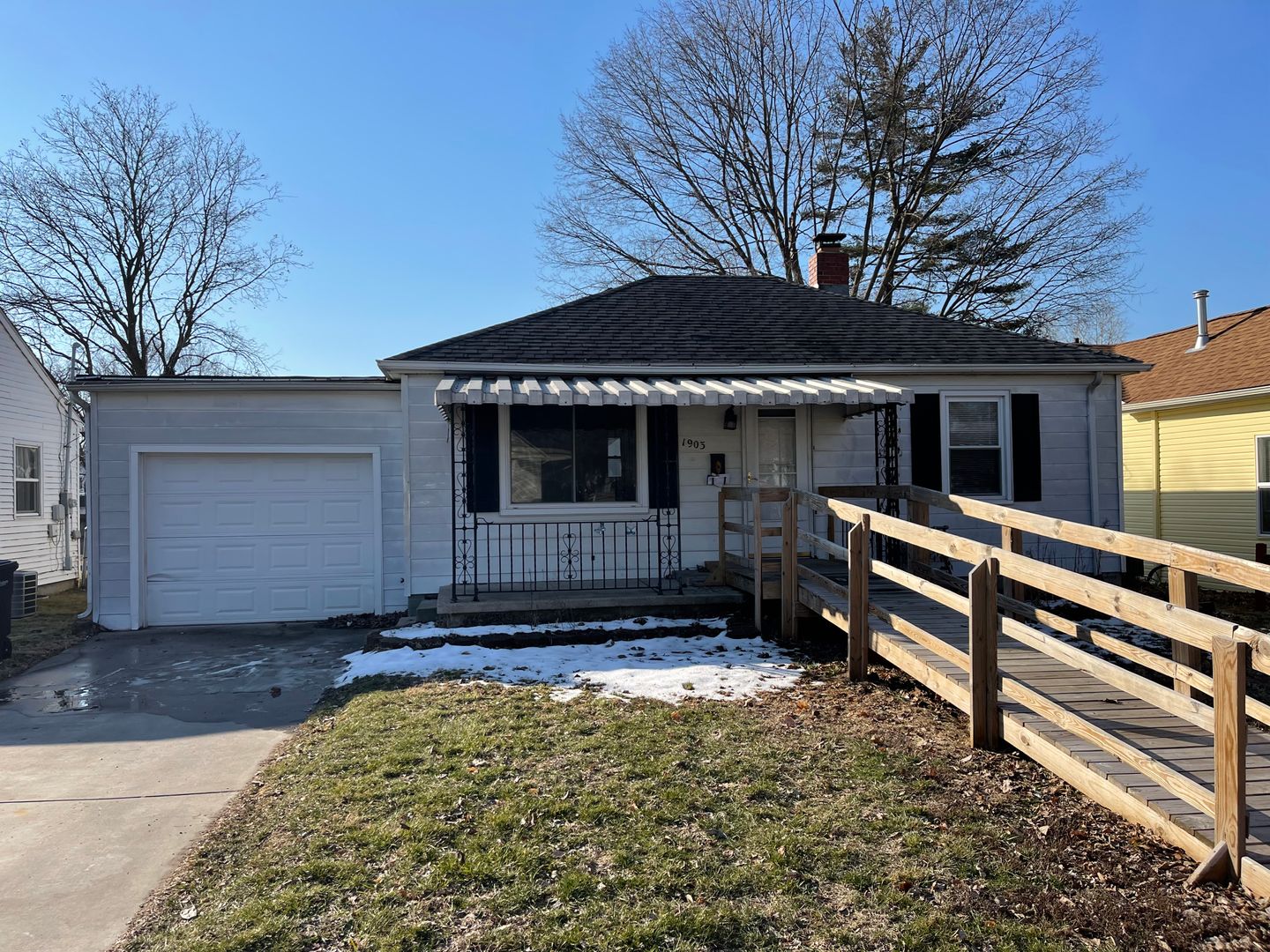 Lafayette House: 1903 Central St