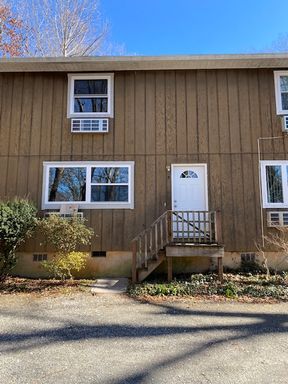 West AVL - Clean, Bright, Spacious Two Bedroom Apartment – photo 1