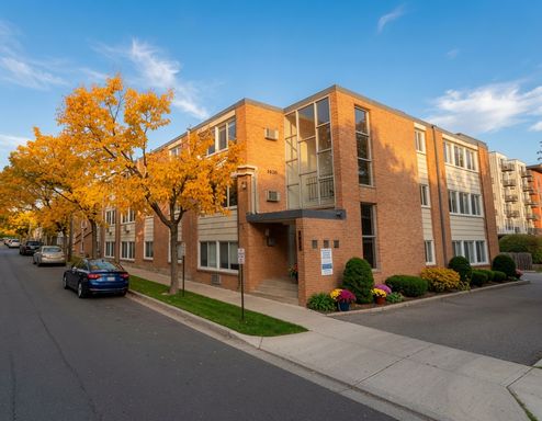 MOVE IN SPECIAL ONE MONTH FREE - Updated 1-Bedroom Unit Just Blocks From Lake Bde Maka Ska and Fun Uptown Restaurants & Shopping – photo 1