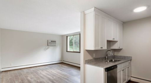 ONE MONTH FREE _ Spacious One-Bedroom Apartment in a Cozy Community! – photo 1