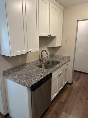 Spacious, Updated One-Bedroom Apartment. Steps away Minnakata Golf Course & The Chain of Lakes. A Green & Blue City! – photo 1