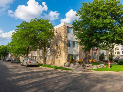 ONE MONTH FRE - Updated 1-Bedroom Unit in Well Maintained Building – photo 1