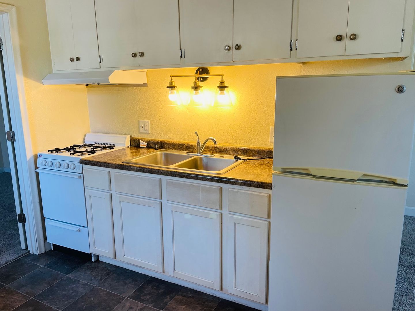 West St. Paul Apartment: 884 Bidwell Street