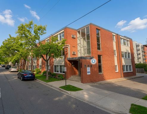 ONE MONTH FREE - Updated 1-Bedroom Unit in Well Maintained Building Near the Lakes and Uptown! – photo 1