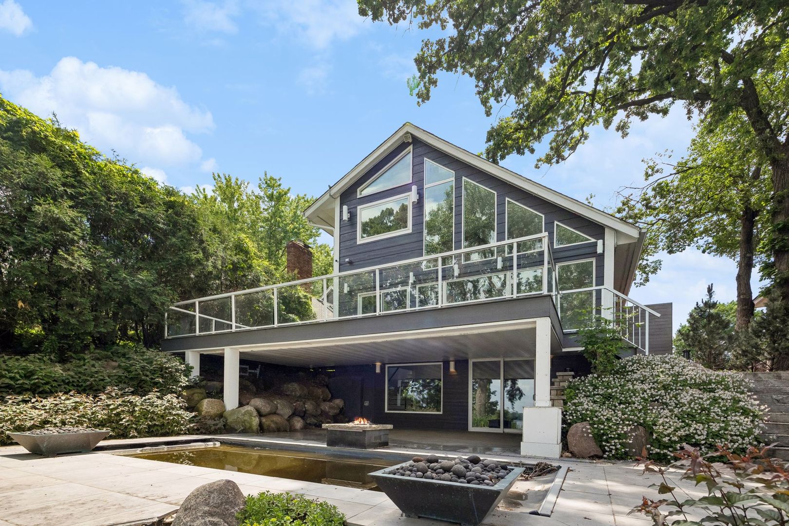 Medicine Lake House: 176 Peninsula Road