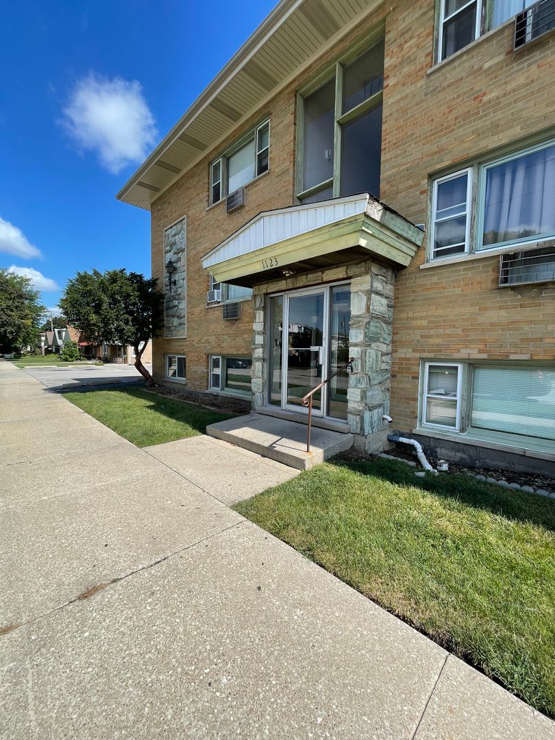Melrose Park Apartment: 1123 N 33rd Ave
