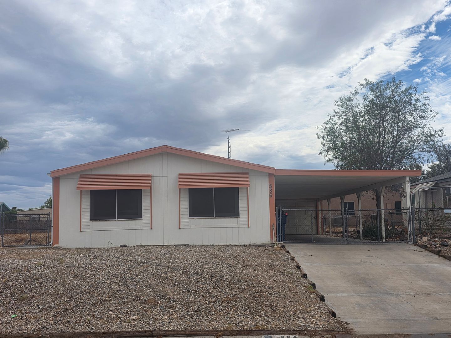 Bullhead City House: 886 Holly St.