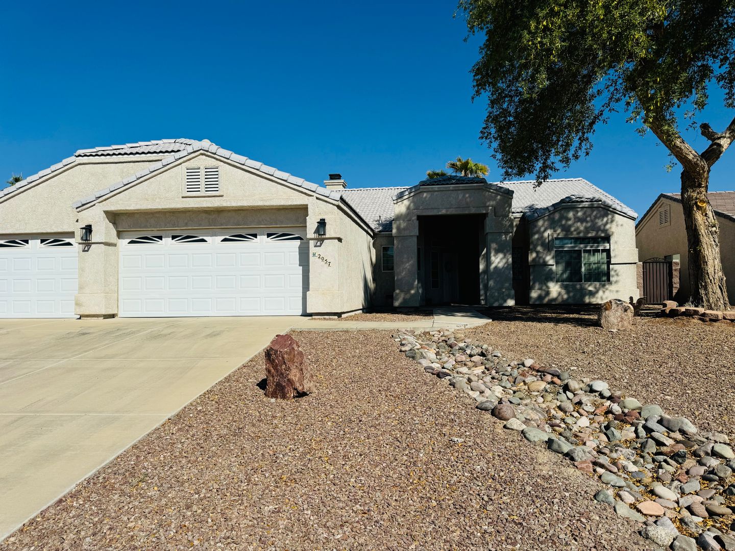 Fort Mohave House: 2057 E Sandtrap Lane