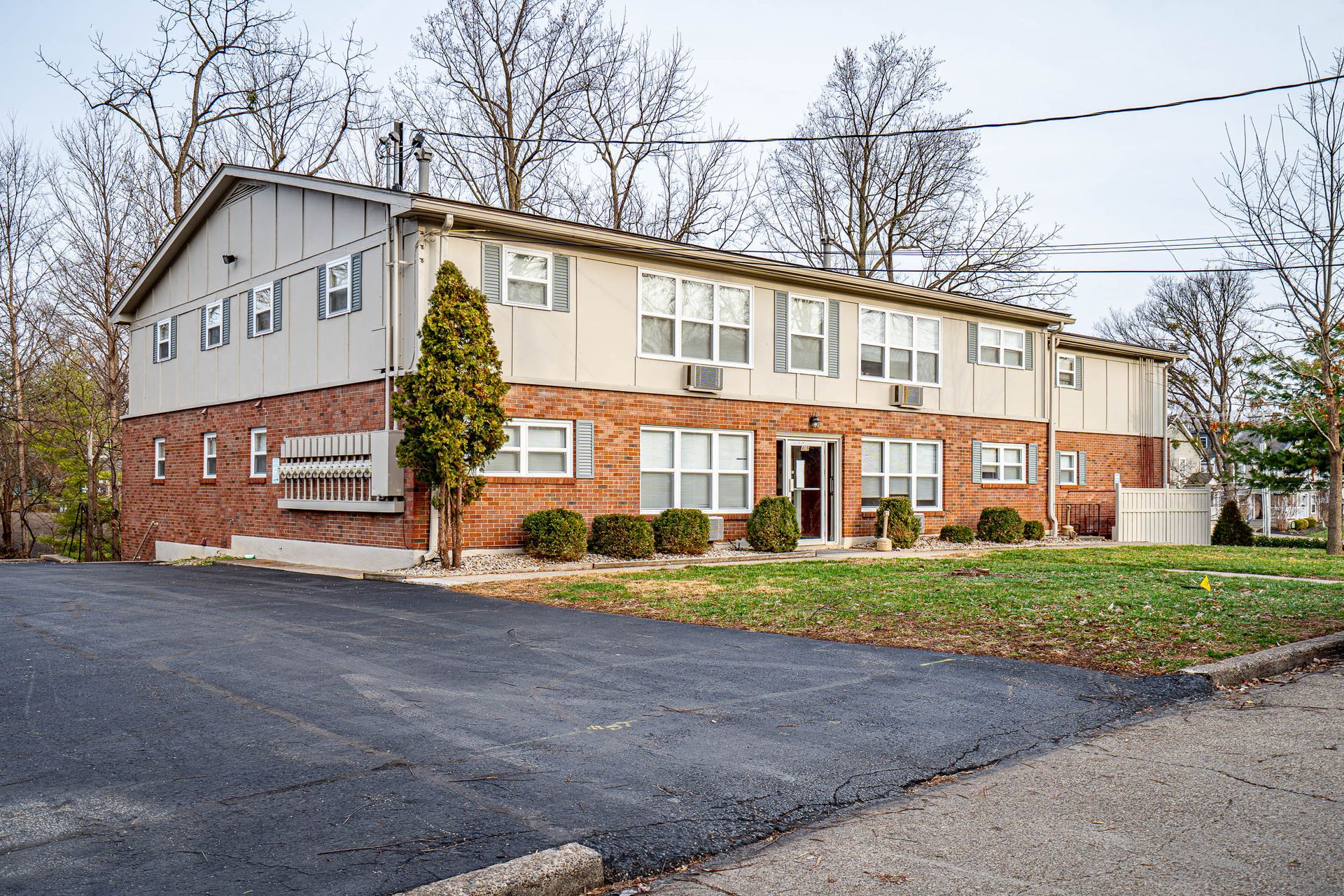 Louisville Apartment: 404 Lindsay Ct.