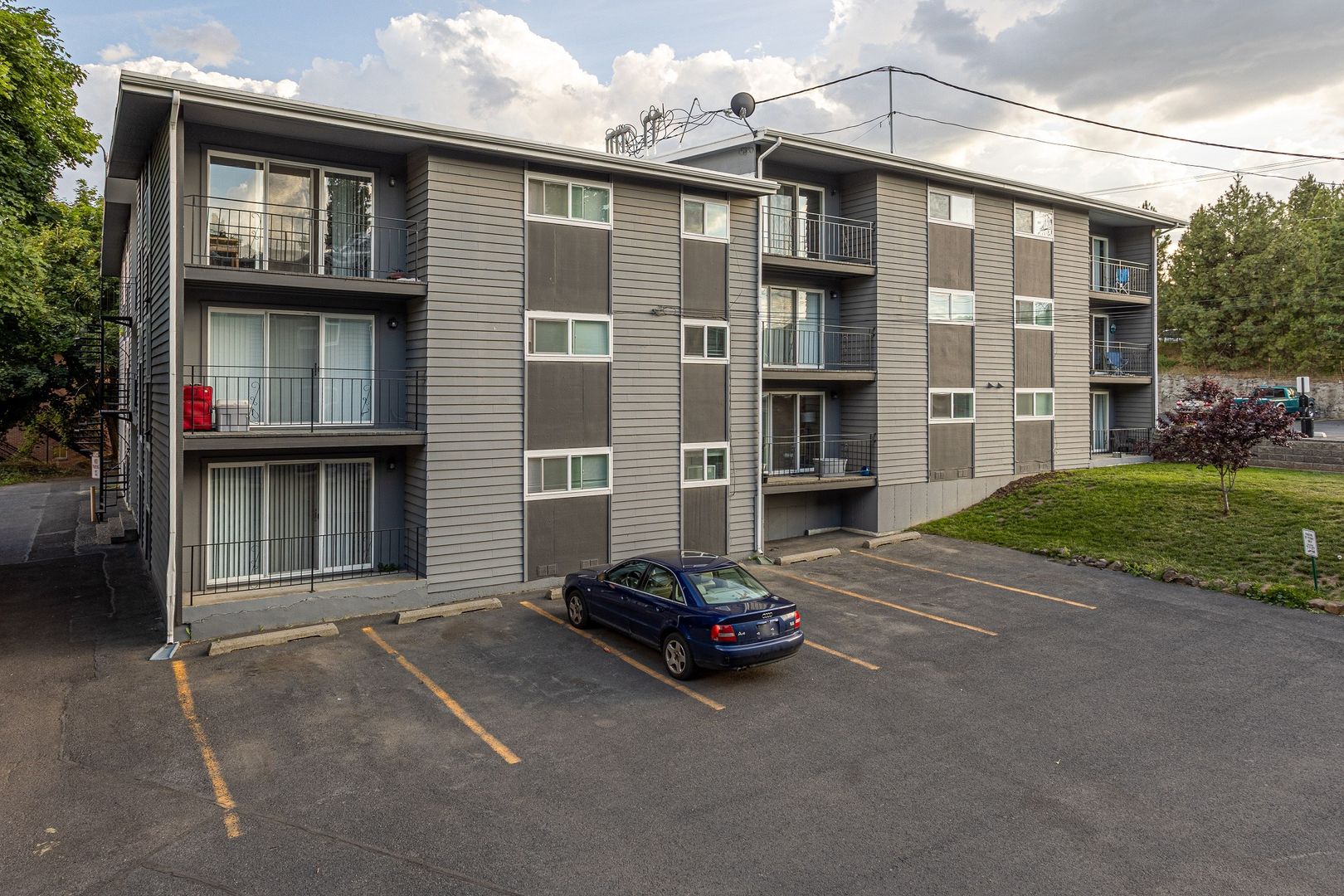 Cheney Apartment: 1118 and 1122 Oakland Street