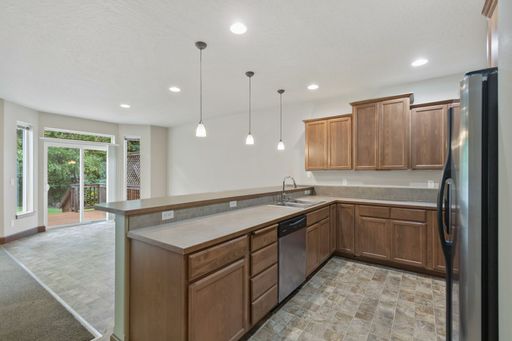 Gorgeous & Private 4-Bedroom Duplex Near Whitworth University – photo 1