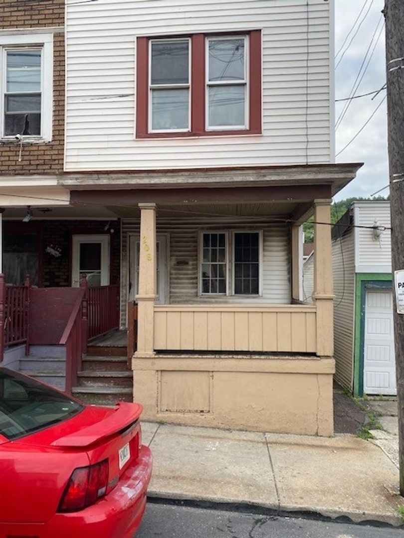Lansford Apartment: 208 W Patterson St Upstairs