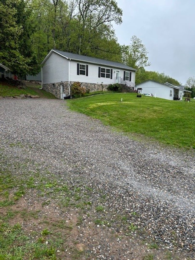 Tamaqua House: 363 Owl Creed Road Upstairs