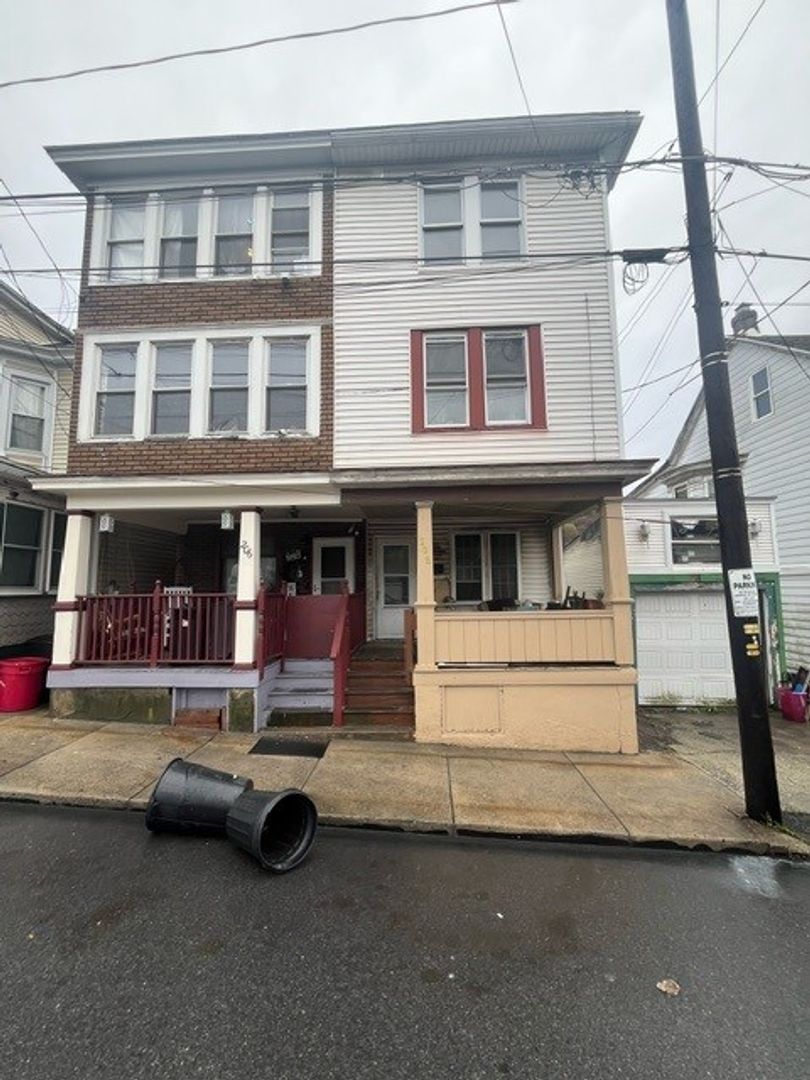 Lansford Apartment: 208 W Patterson St Upstairs