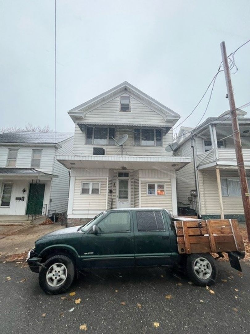 Nesquehoning House: 232 W Catawissa St 2nd FL Rear APT 3