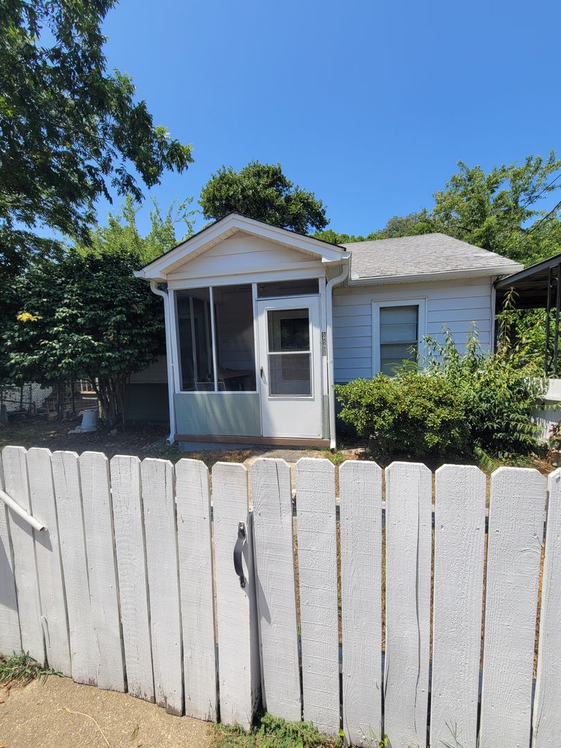 Hot Springs House: 220 Richard St