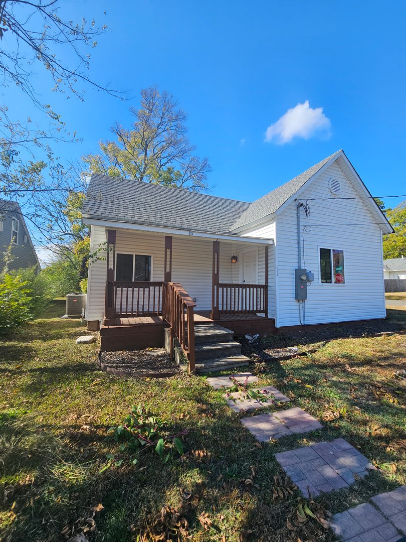 Benton House: 603 S 1st St