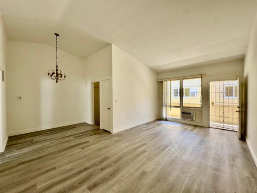 Excellent Beverly Hills Location with High Ceilings – photo 1