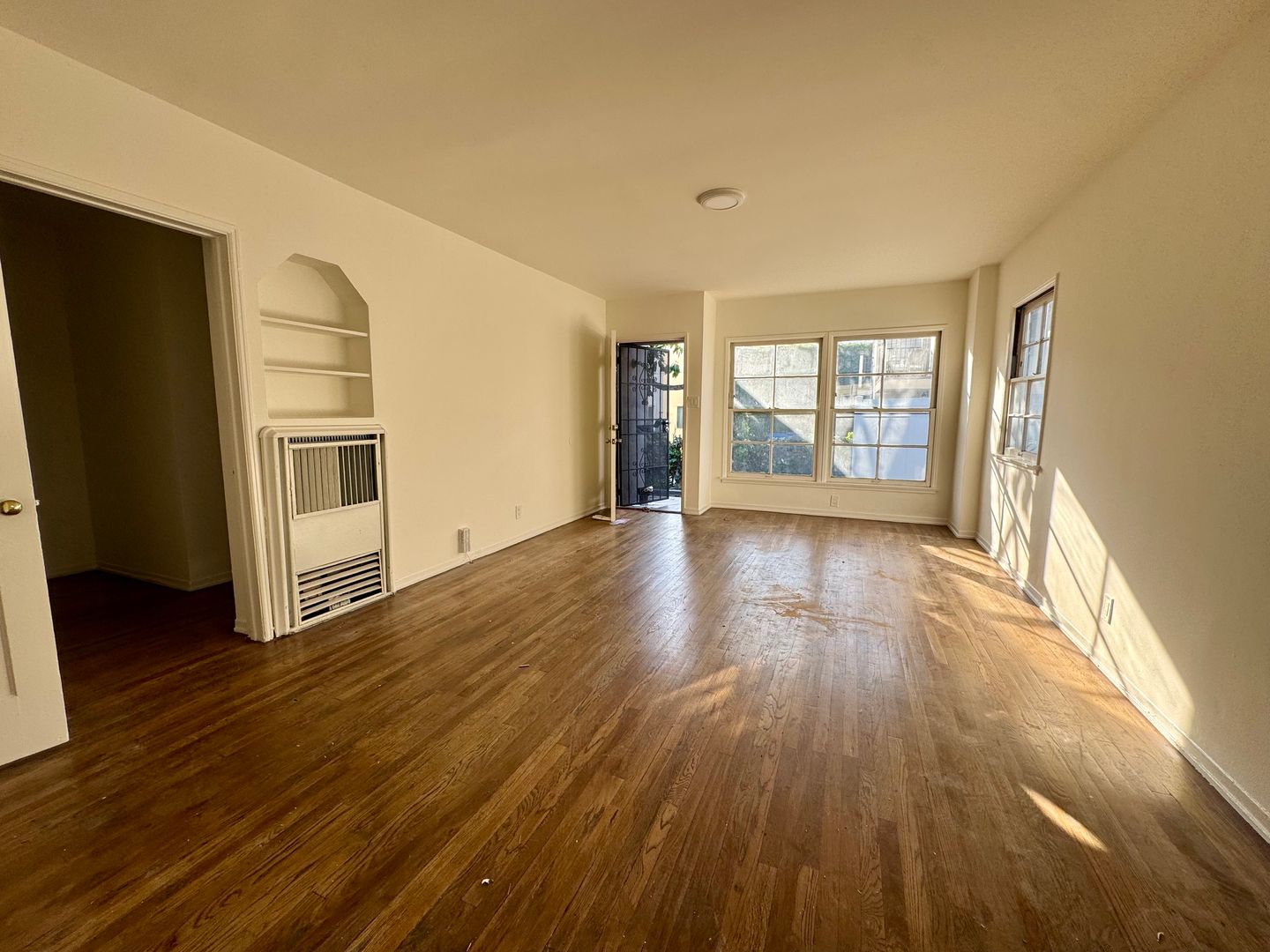 Los Angeles Apartment: 5179 West 20th Street