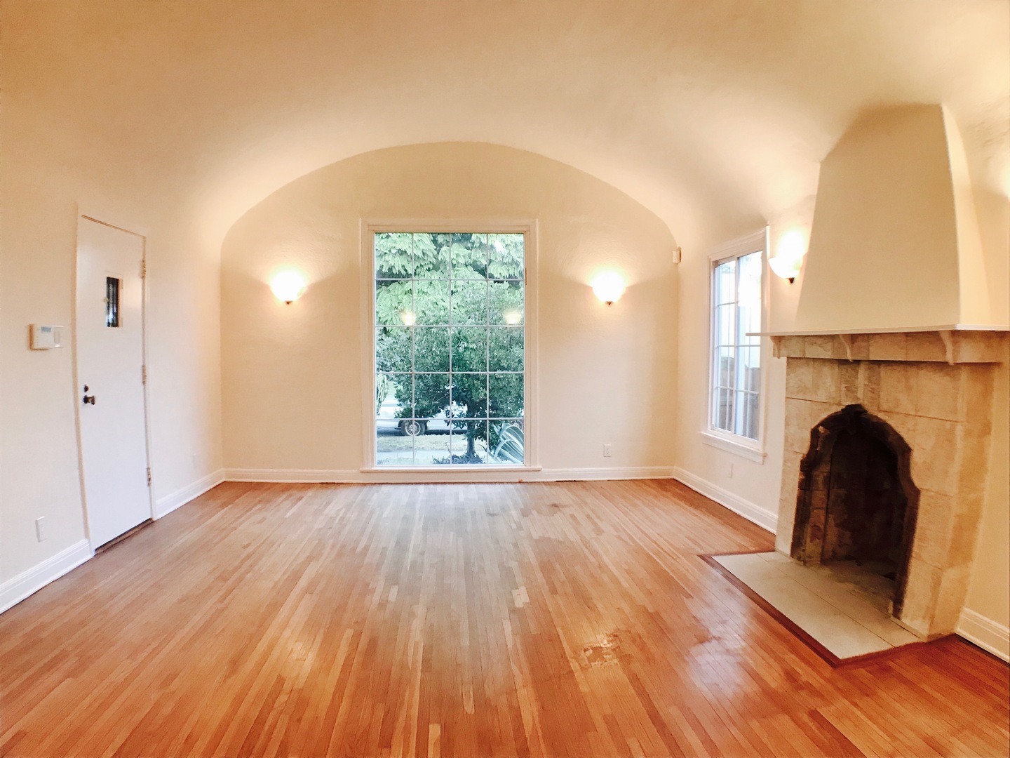 Los Angeles House: 363 N Alfred St
