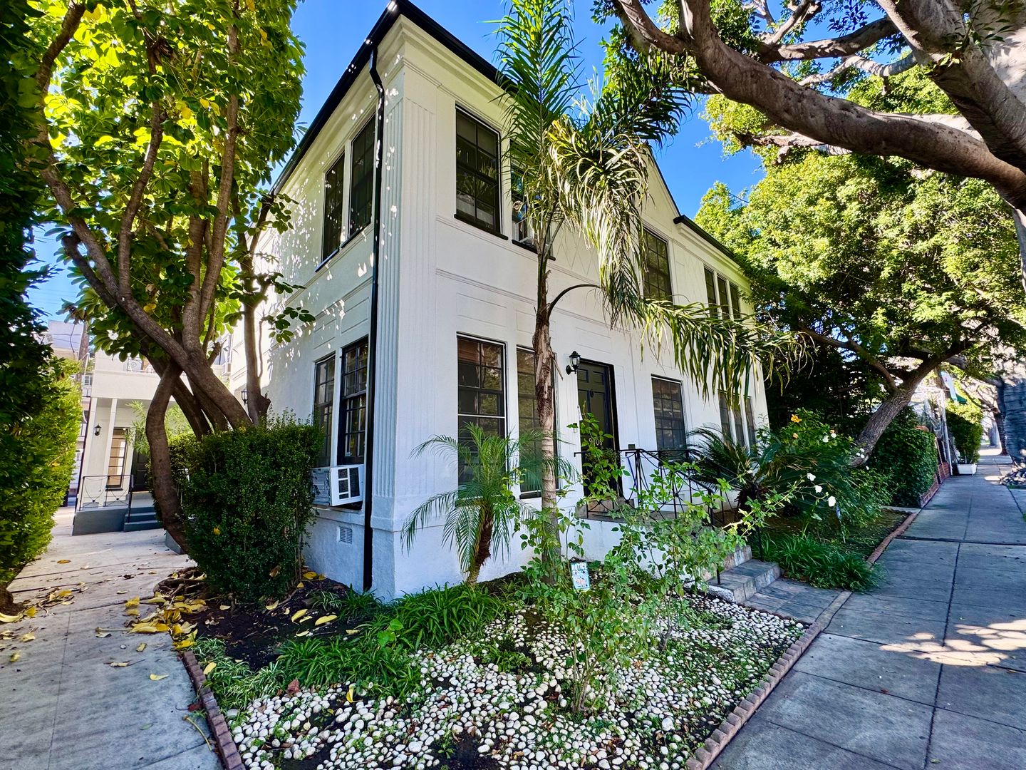 Beverly Hills Condo: 9010 Burton Way