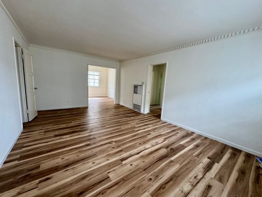 Spacious 2 Bed/1 Bath Top Floor Apartment Available Now! – photo 1