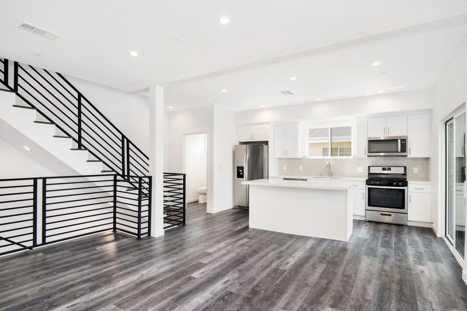 North Hollywood Apartment: 10924 1/2 Hesby St