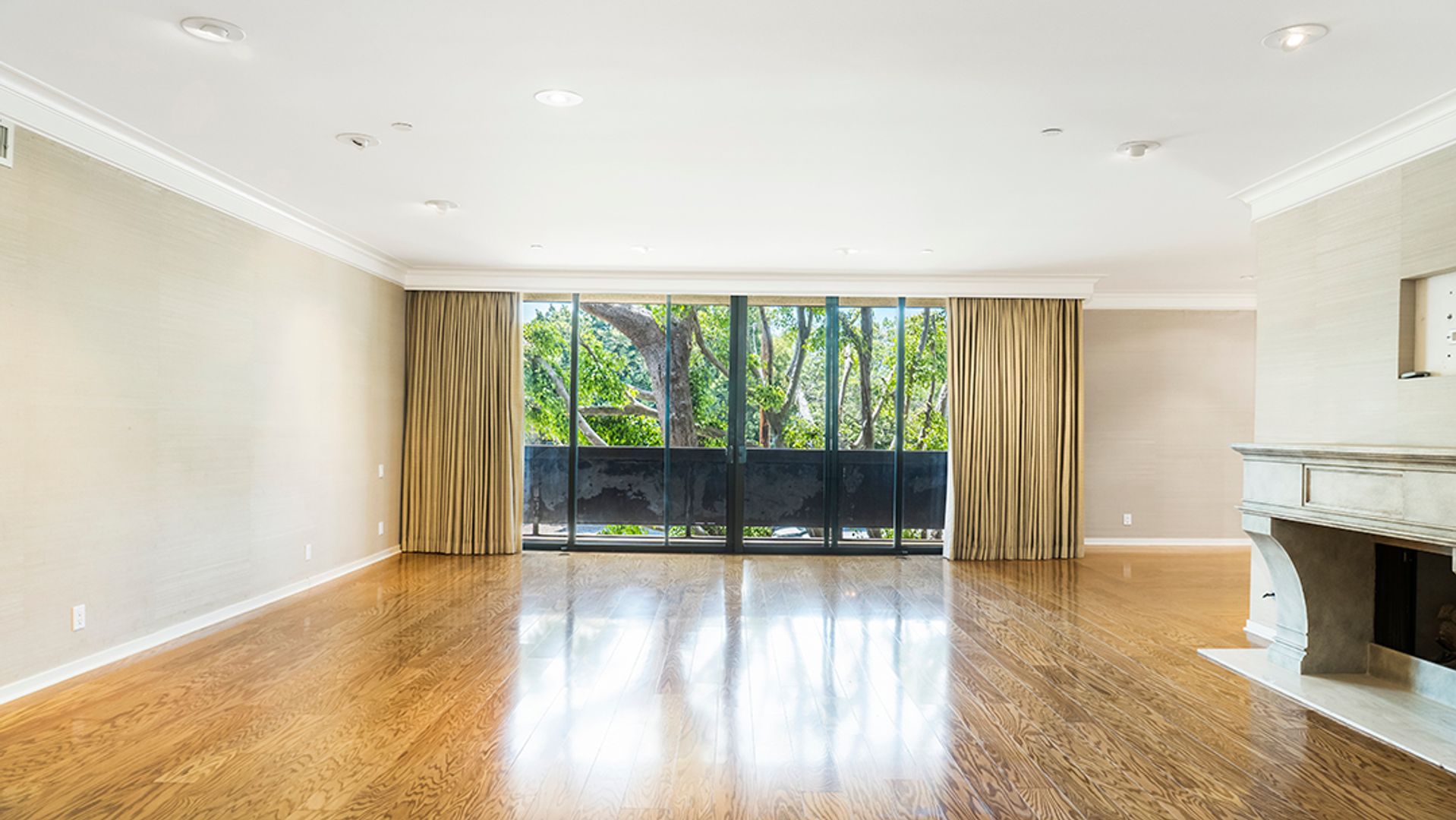 Beverly Hills House: 135 S. McCarty Dr. #203