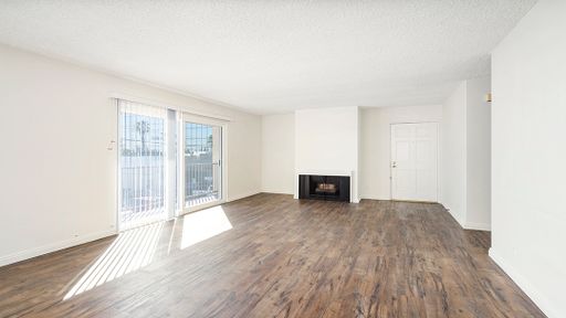 Bright 3 Bed/2Bath Top Unit with Balcony available now! – photo 1
