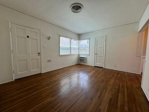 Hardwood Floors all throughout. Tile in kitchen and bath Very bright – photo 1