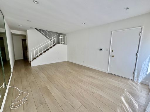 2 Bedroom townhouse in Beverly Hills – photo 1