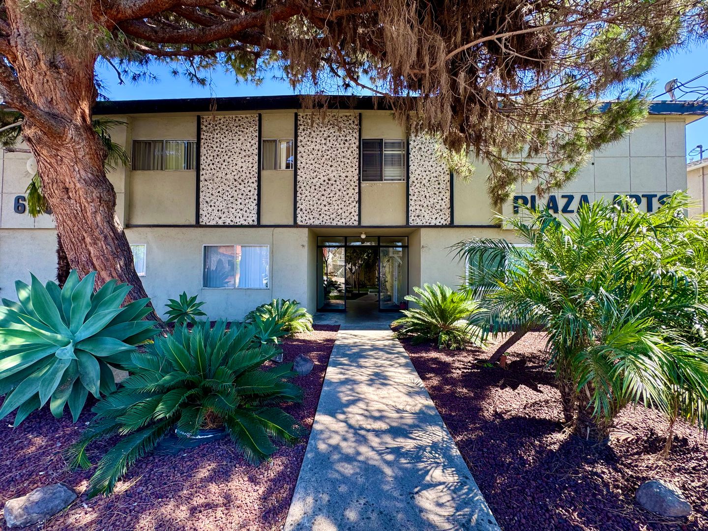 Glendale Apartment: 626 E Chevy Chase Dr # 15