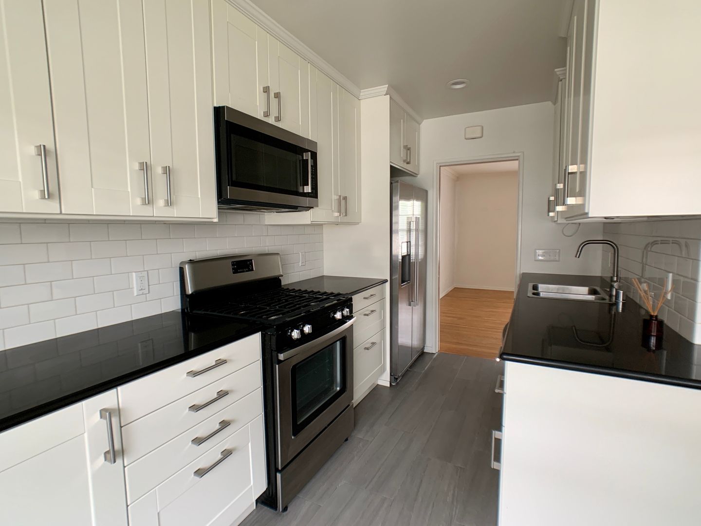 Los Angeles Apartment: 11004 Massachusetts