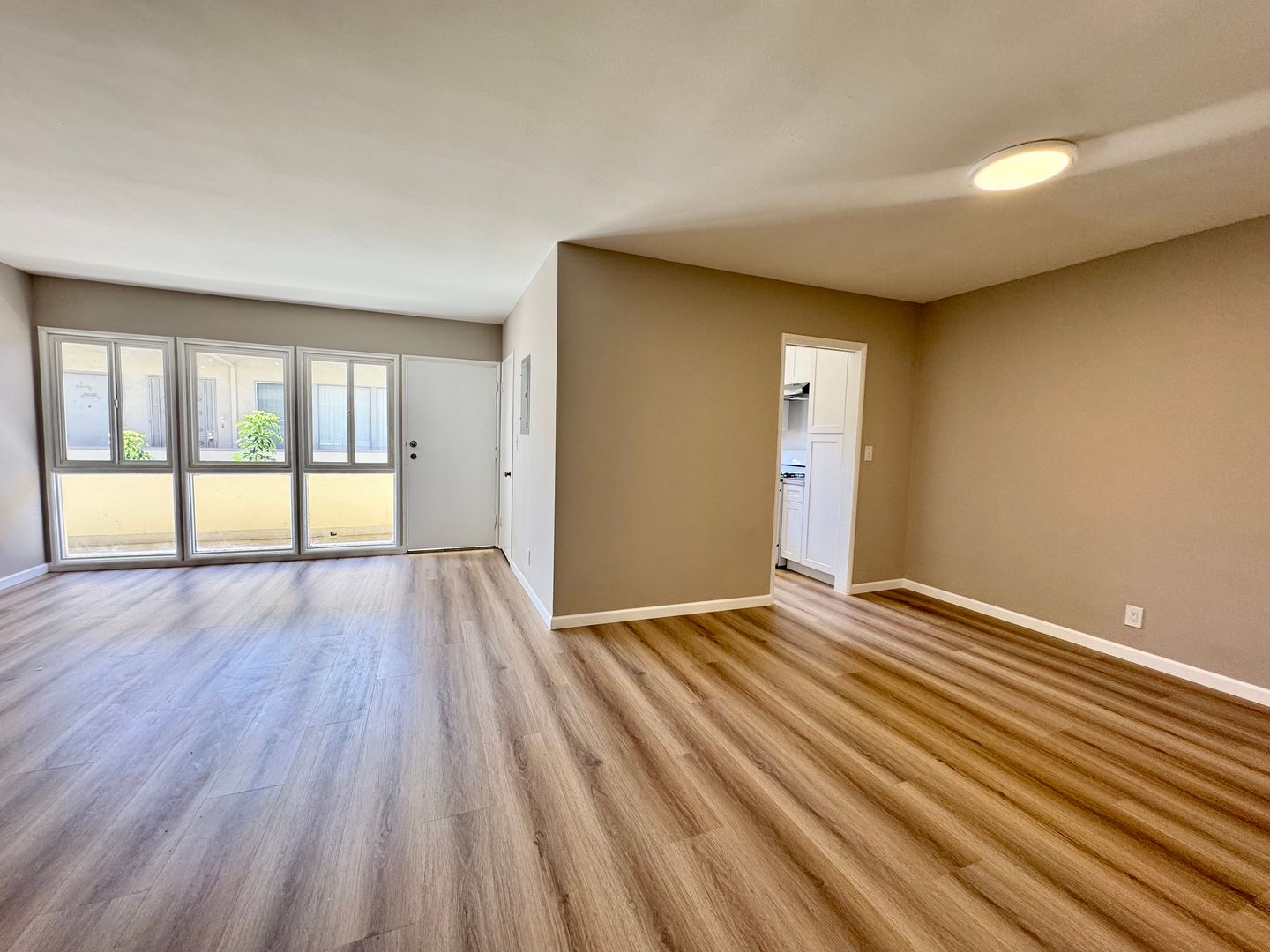 Beverly Hills Apartment: 337 S Rexford Dr