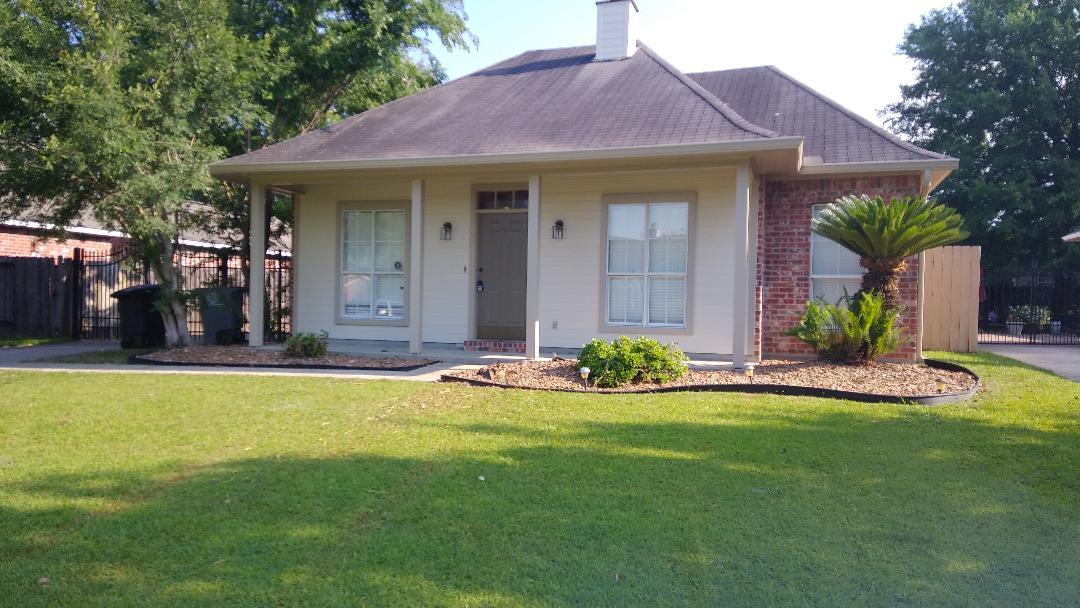 Baton Rouge House: 18574 Lake Iris Ave