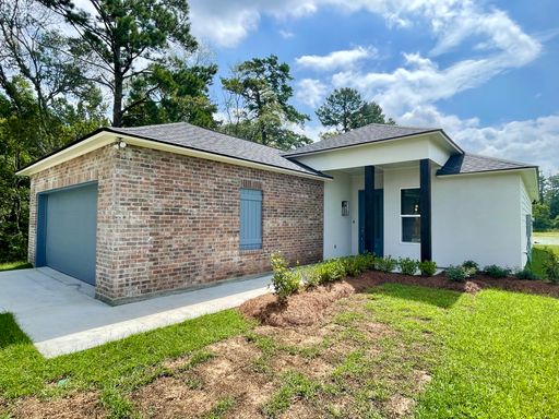 Must see home in Denham Springs on the lake!-$500 off first months rent with 30 day move in!
