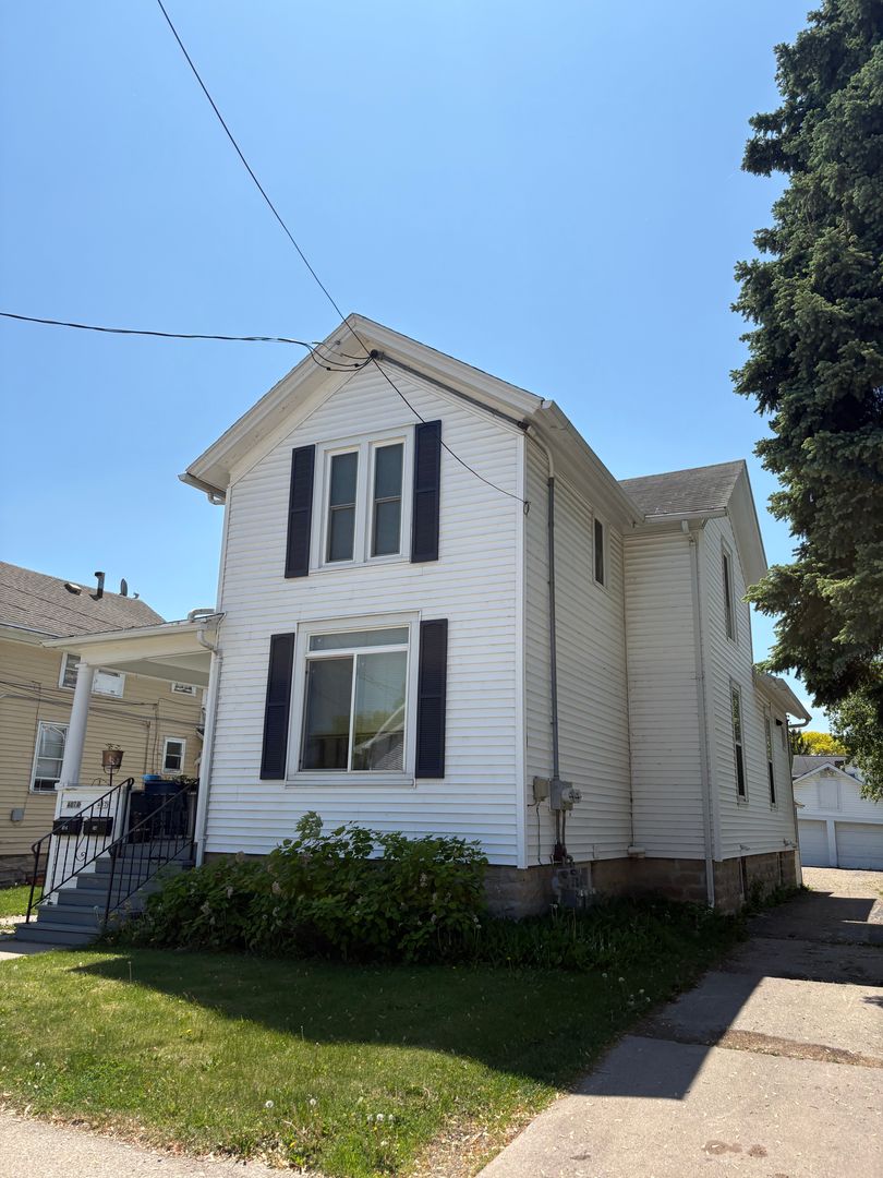 Oshkosh Apartment: 407 W Southpark Ave