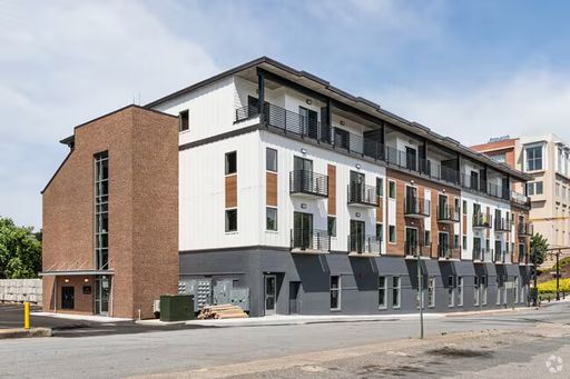 Beautiful 1 Bed Downtown Loft with Parking! – photo 1