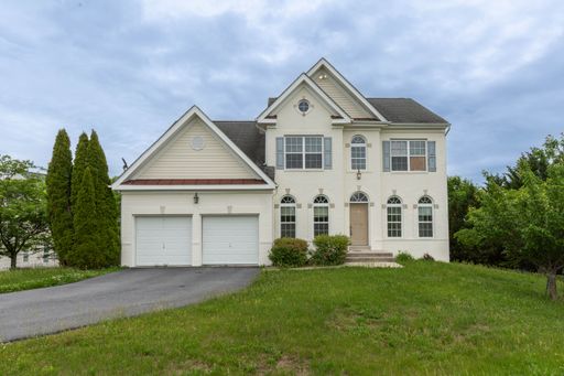 5 Bed, 3.5 Bath, Single Family Home in Martinsburg, WV – photo 1